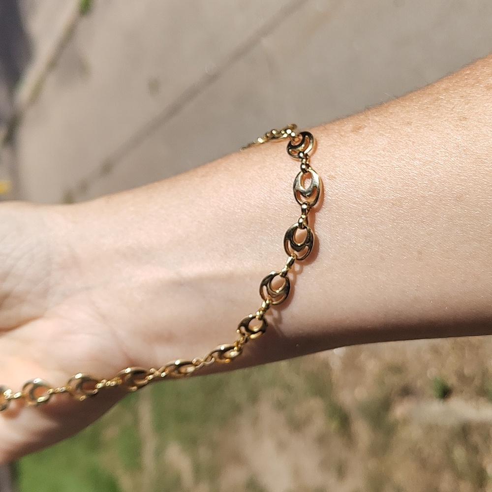 Gold tone unique link necklace